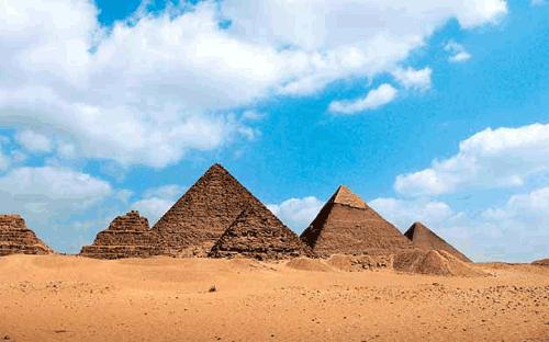 Piramidi ad El Giza periferia Cairo
